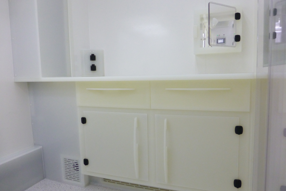 Arbeitstische und Schränke