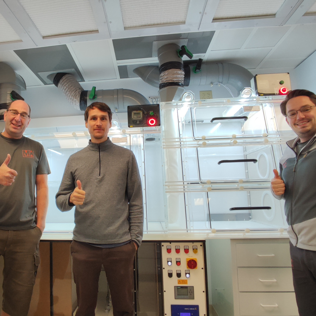 Nicolai Fröhlich, Stephan Berg und Gerrit Budde im Reinraumlabor mit PT-Line Laborausstattung von Caltech in Pasadena, Kalifornien